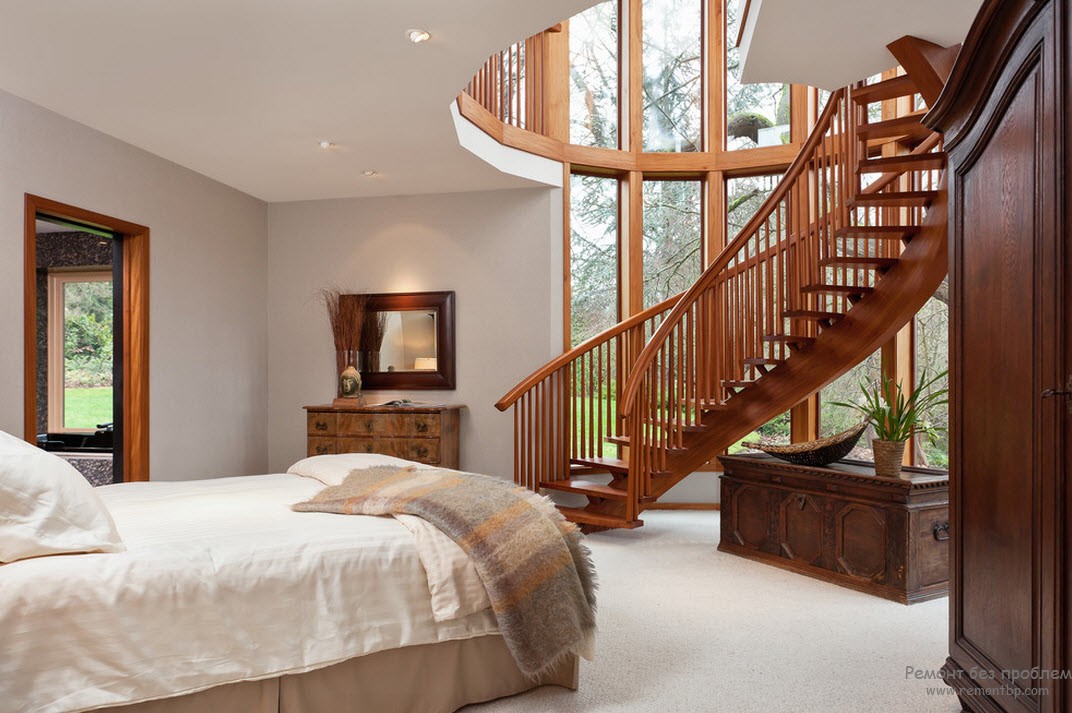 Дуже оригінальні гвинтові сходи - прикраса вітальні