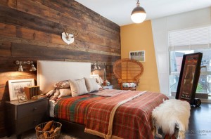 Дизайн спальни с отделкой одной стены под дерево