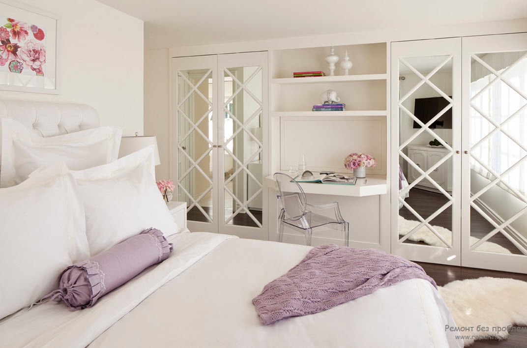 Эффектный интерьер спальни с гардеробной с зеркальными дверцами