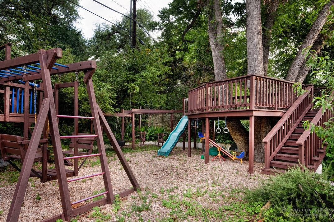 Деревянная детская площадка из нескольких модификаций