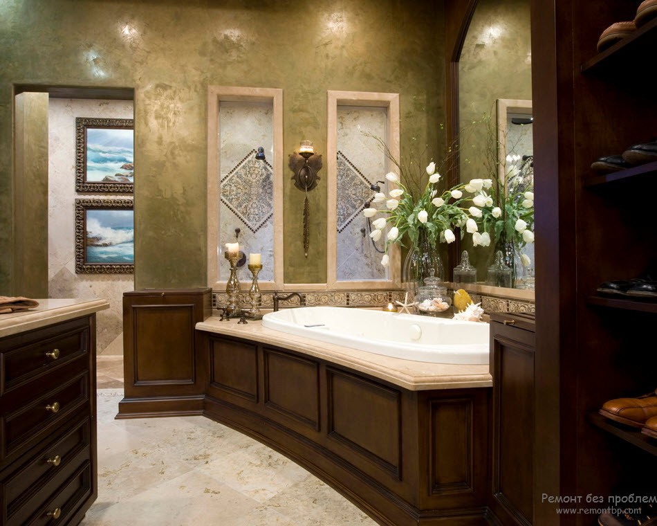 Розкішна благородна ванна кімната з оздобленням стін декоративною штукатуркою