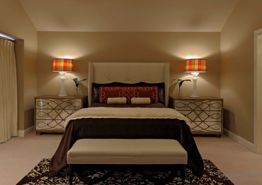 Бежевый интерьер спальни с контрастом из темно-коричневого