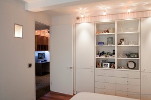 Мини-гардеробная в интерьере небольшой спальни - только все самое необходимое