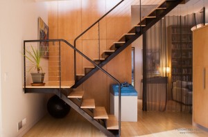 Скромная лестница современного стиля, носящая второстепенный характер