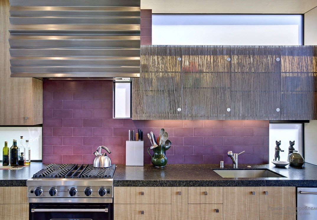 Рабочая стенка на кухне фиолетовая