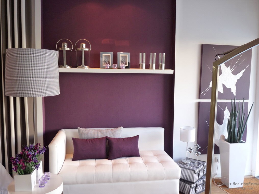 Стінка за диваном фіолетова