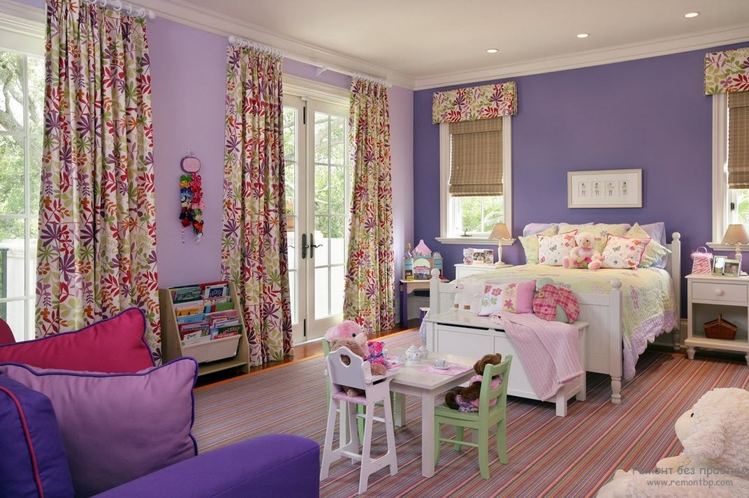 Стіни та диван фіолетові