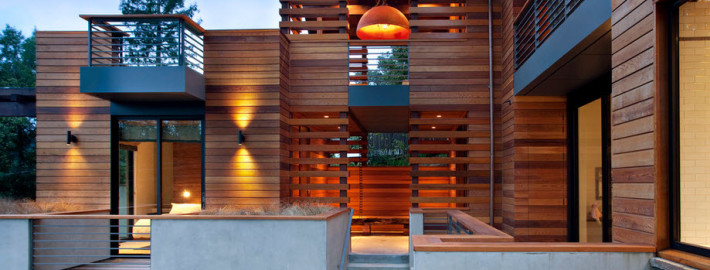 Фасад и окружение деревянного дома