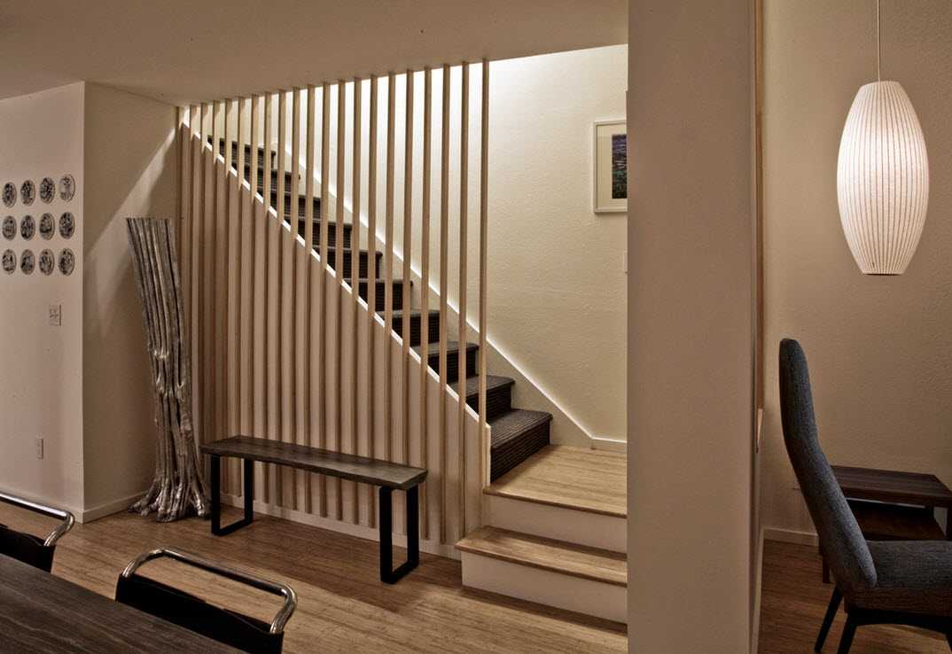 Какую комнату можно разместить под лестницей?