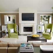 Кресла зеленые в белой комнате