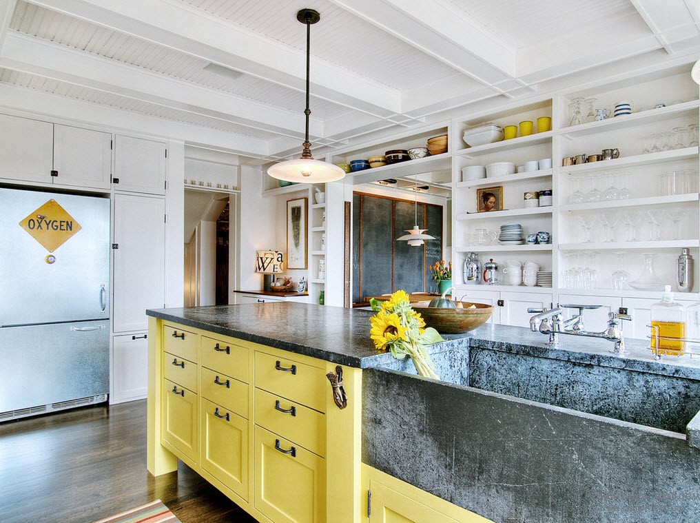 Кухонный шкаф с желтой лицевой панелью