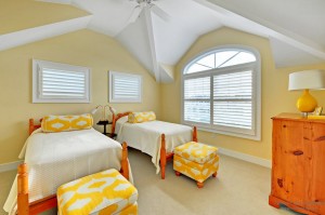 Спальня в желтых тонах