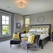 Спальня с желтыми наволочками