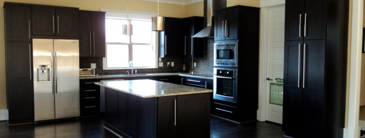 Стильная темная кухня