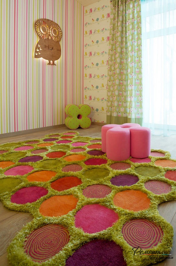 Детская комната выглядит веселей и яркой благодаря разноцветному скульптурному ковру из нитей различного типа