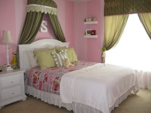 Спальня в оливковом и розовом цветах