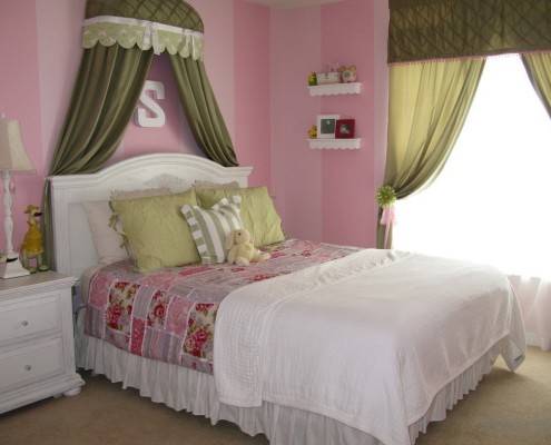 Спальня в оливковом и розовом цветах