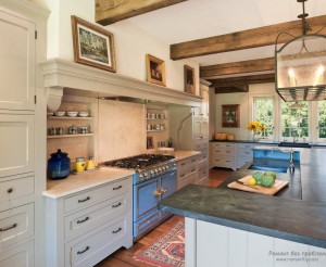 На белом отштукатуренном потолке закреплены деревянные балки