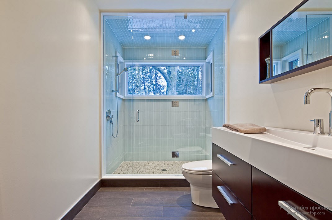Интерьер и дизайн ванной комнаты с окном