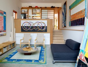 Для разделения спального места использована перегородка