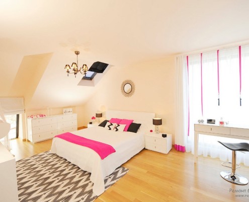 Красивая розовая спальная комната