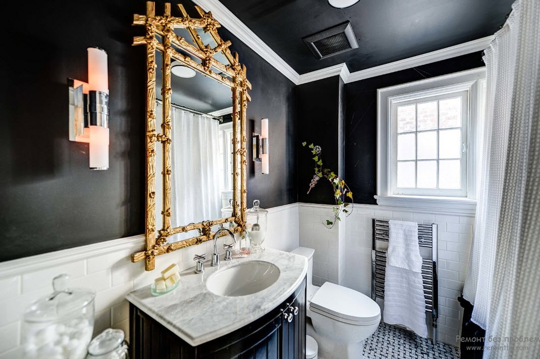 Чорно-білий інтер'єр ванної кімнати із золотим аксесуаром у вигляді дзеркала