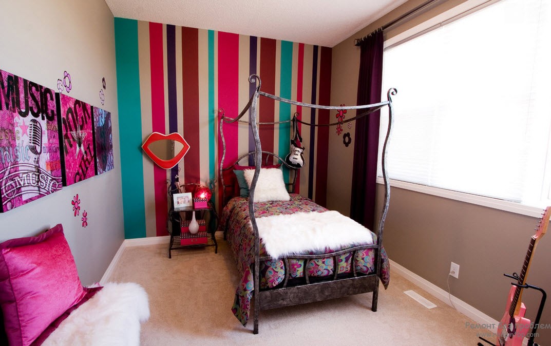 Акцент комнаты - стена, декорированная яркими полосами, гармонирующими с яркими аксессуарами на стене