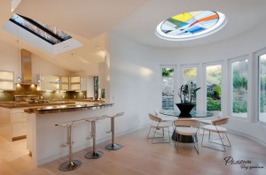 Интерьер кухни с витражным потолком