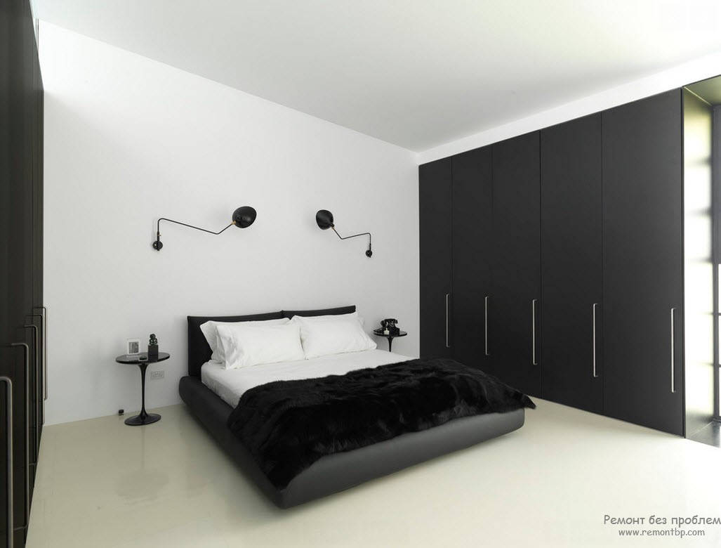 Черно-белый минималистский интерьер спальни со встроенными шкафами-купе