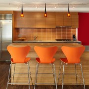 Оранжевые стулья в роли акцента интерьера кухни