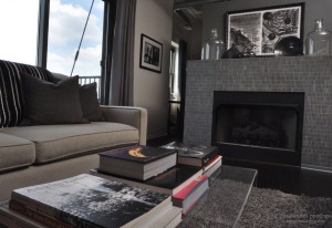 Интерьер серой монохромной гостиной