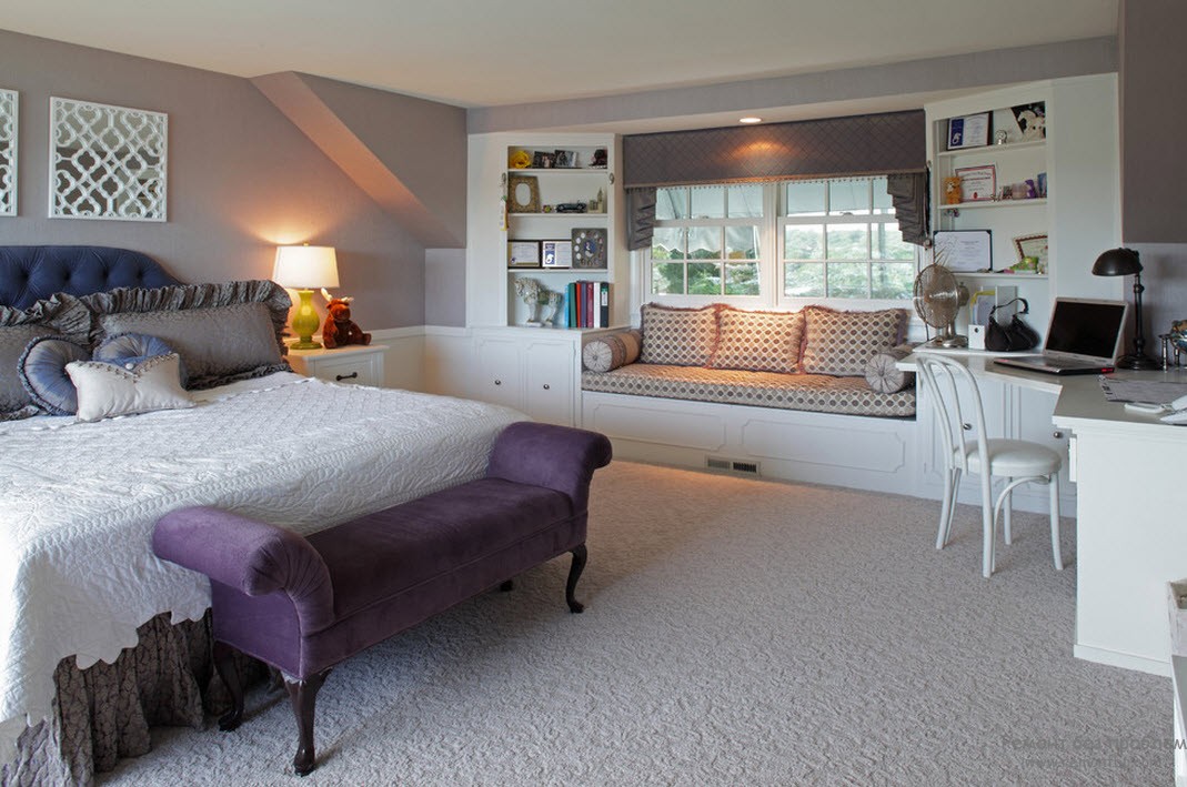 Фиолетовая мебель в спальне