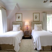 Нежная спальня в бледно-розовых с белым красках