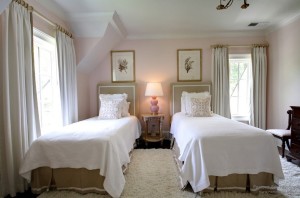 Нежная спальня в бледно-розовых с белым красках