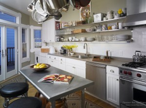 Металлическая столешница и стол в интерьере кухни