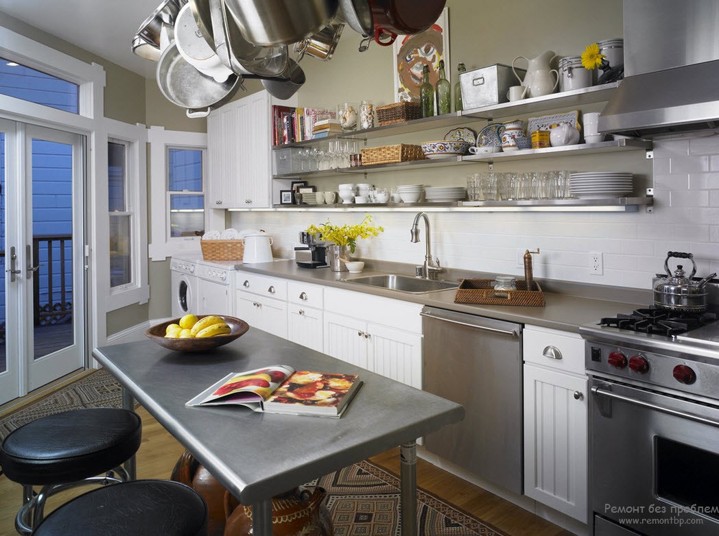 Металева стільниця та стіл в інтер'єрі кухні