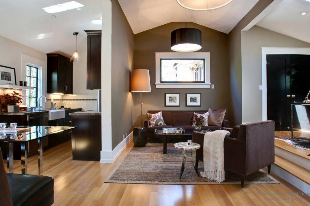 Светлый фон стен и темная мебель в интерьере коричневой гостиной