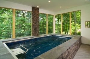 Дизайн маленького бассейна со стеклянными стенами