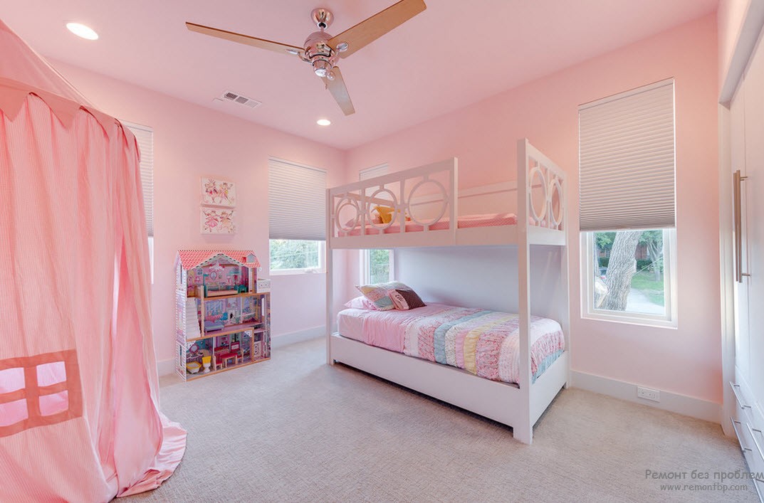 Ніжне біло-рожеве поєднання інтер'єру дитячої кімнати