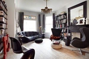 Черная мебель в черно-белой гостиной