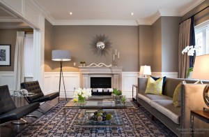 Благородная комбинация серого, белого и бежевого в интерьере гостиной