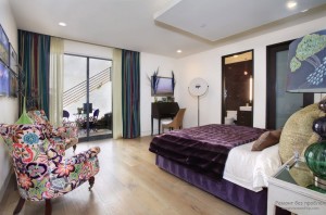 Мебель в интерьере фиолетовой спальни