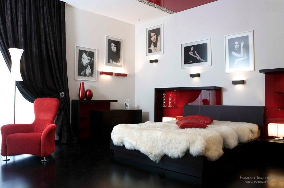 Красный цвет в черно-белой спальне