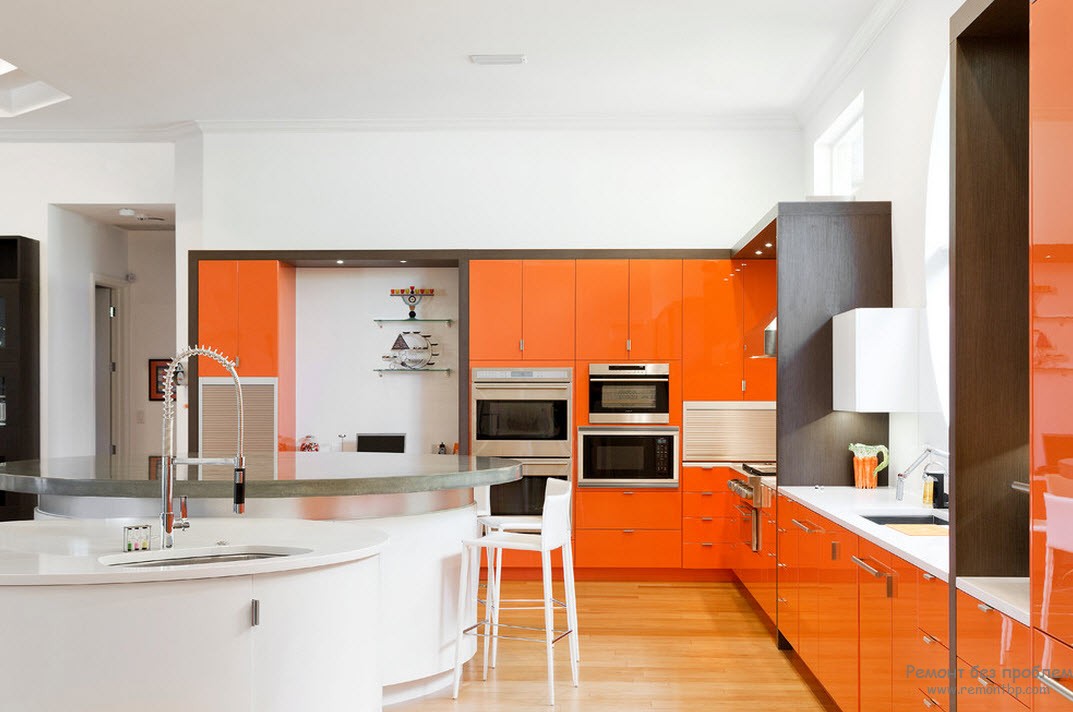 Контраст оранжевой мебели с белыми стенами