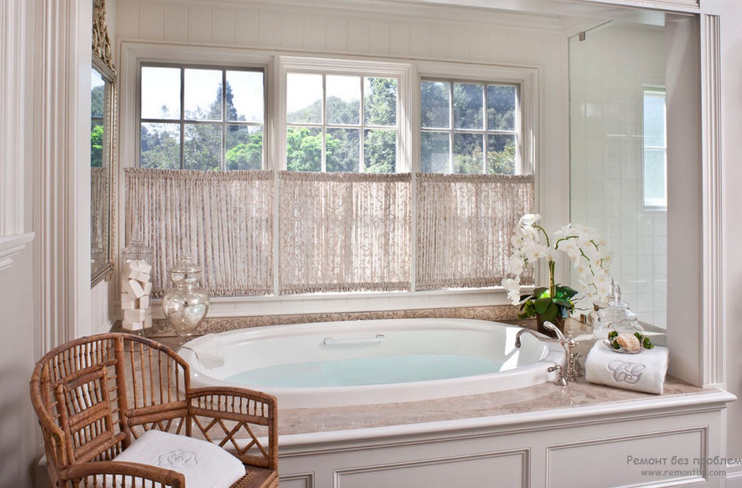 Красивая ванная с окном