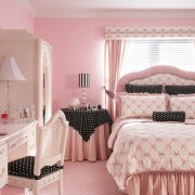 Интерьер светло-розовой спальни с введением черного цвета в качествеаксессуаров