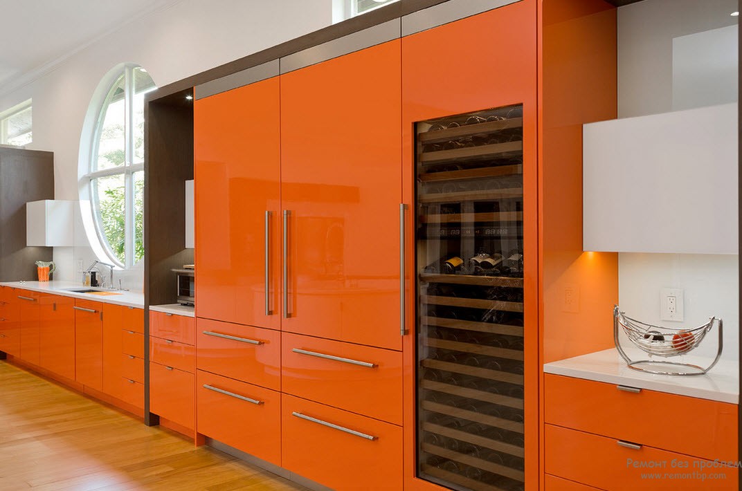 Яркая солнечная оранжевая мебель в интерьере кухни