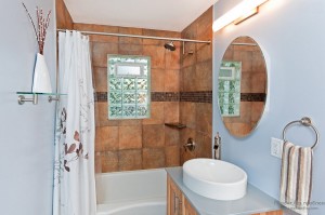 Красивая и современная ванная комната с окном