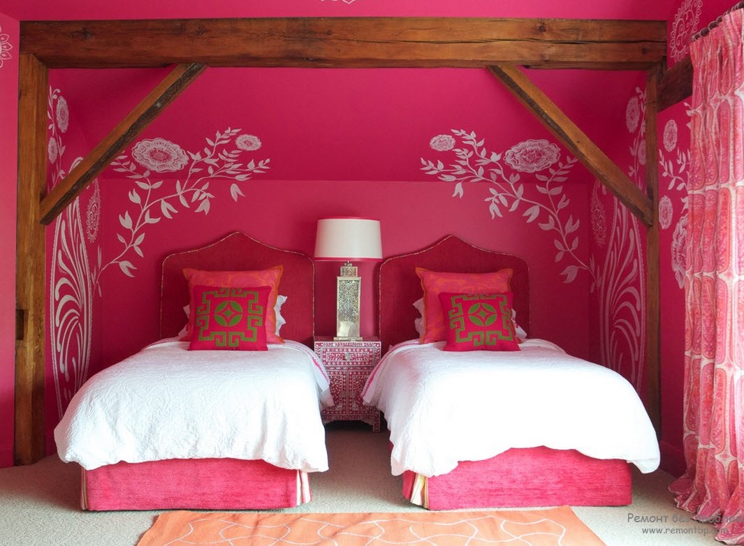 Насичено-рожевий з беим інтер'єр спальні для дівчаток