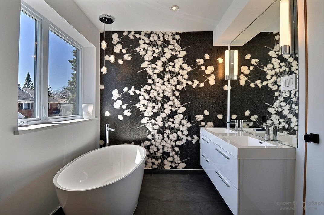 Дуже красивий інтер'єр маленької ванної кімнати, де чорна тільки одна стіна, та розведена білим малюнком.